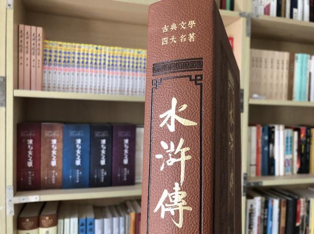 重读经典《水浒传》：林冲窝憋屈智深豁达，谁才是真英雄？
